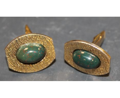 A VINTAGE RETRO STYLE PAIR OF HALLMARKED 9CT GOLD CUFFLINKS SET WITH SINGLE CENTRAL CABOCHON BLOODSTONE