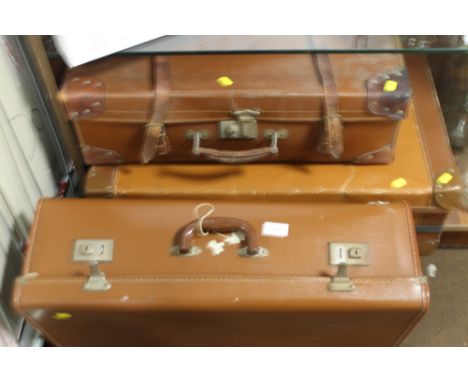A QUANTITY OF VINTAGE SUITCASES