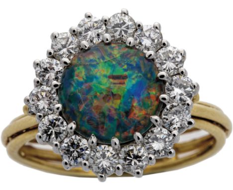 Brillant-Opalring Klassisch-elegantes Modell ausgefasst mit Opal-Triplette D. 8,5 mm. Brillanten-Entourage, 0,97 ct. W/VS. Ri