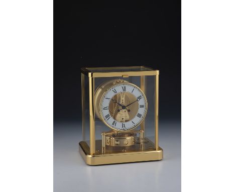 Kaminuhr Atmos, Jaeger LeCoultre, Mod. 3.220.107.3 Allseitig verglastes, poliertes Messinggehaeuse. Weisser Ziffernring mit s