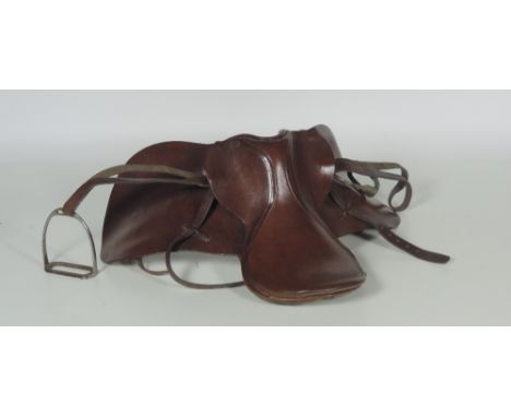 A good modern heavy leather modern Hunting Saddle. (1)