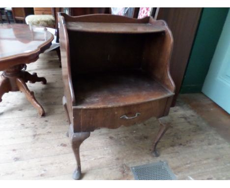 Oak display table fitted upper and recess lower shelf and single drawer below