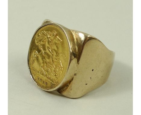 A George V 1914 gold half sovereign, mounted within a gentleman's ring, size S, 16.9g total weight. 