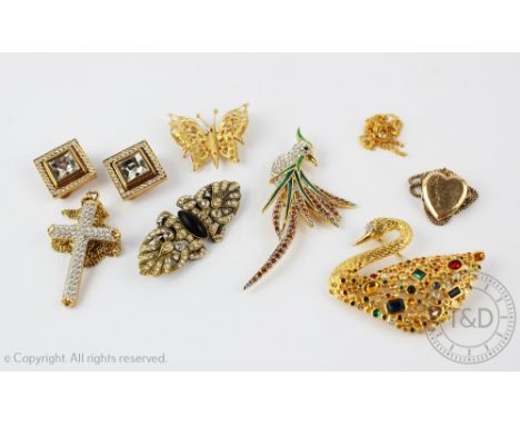 A collection of assorted costume and vintage jewellery, to include; a Swarovski swan brooch, a crucifix and chain, an exotic 