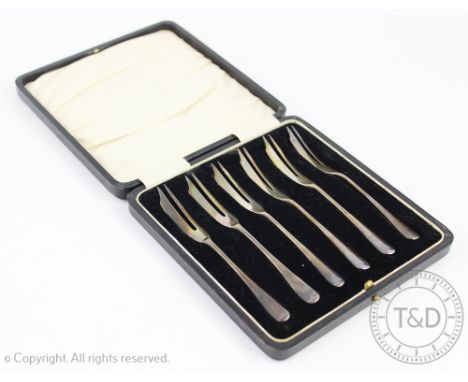 A cased set of six George V silver cake forks, William Hair Haseler, Birmingham 1923 (6)