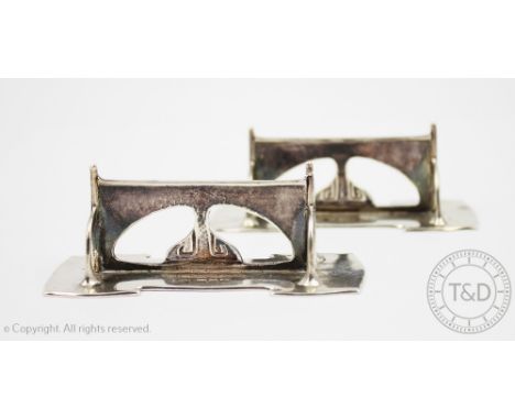 A pair of Edwardian silver knife rests, Mappin and Webb London 1905, each in Aesthetic design and on shaped bases, 8.5cm wide