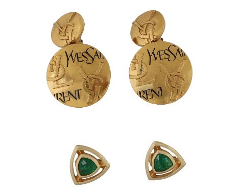 VINTAGE Modeschmuck-Ohrclips. 1x kleine CHRISTIAN DIOR Ohrclips in Goldfarben mit grünem Steinbesatz. 1x YVES SAINT LAURENT O