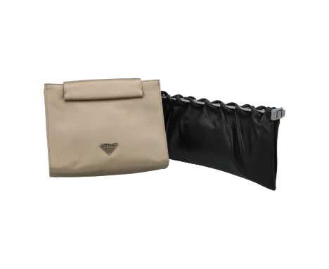 PRADA & GUCCI VINTAGE Konvolut Pochettes. Eine kleine Pochette/Clutch von Prada aus Seide in Goldfarben. Eine kleine Pochette