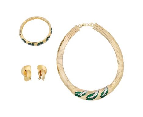 CHRISTIAN DIOR VINTAGE Modeschmuck Set. Set bestehend aus Collier, Armreif und Ohrclips. Jeweils in Goldfarben. Armreif und C