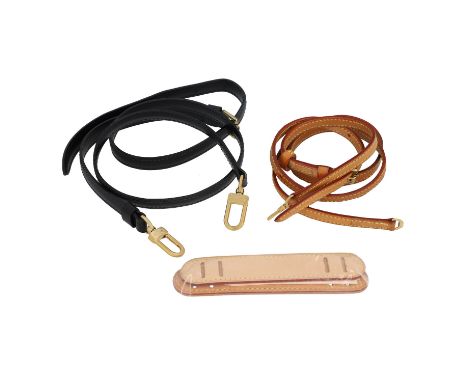 LOUIS VUITTON Schulterriemen Konvolut. Schwarzer Schulterriemen mit goldfarbenen Karabiner (103 -122 cm). Rindsleder Modell m