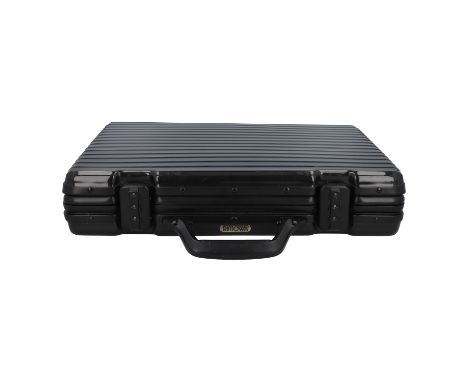 RIMOWA VINTAGE Aktenkoffer. Schwarzes Modell mit Label typischem Rillen-Design, einem Henkel und doppeltem Zahlenschloss. Inn