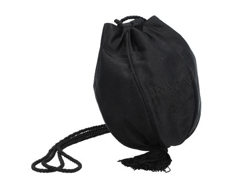 PRADA VINTAGE Beuteltasche. Kleine Beuteltasche aus Textil mit Logostickerei in Schwarz und Quasten-Dekor. Staubbeutel und Er