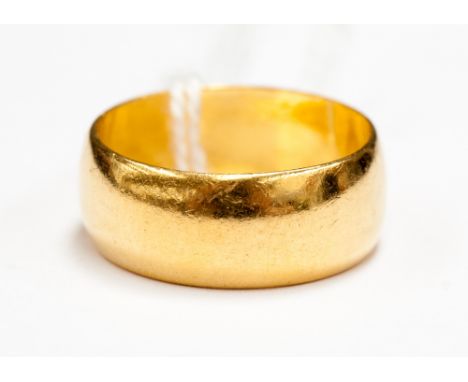 A 22ct gold wedding ring, weighing 6.8 grams approx 