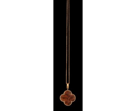 An Alhambra model necklace with pendantGold 750/000 chainPendant with gold 585/000 and wood framePost-2021 hallmark(signs of 