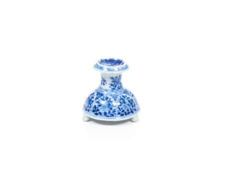 A tripod saltcellarChinese export porcelainBlue floral decorationKangxi reign (1662-1722)(chip)6,5x7 cm