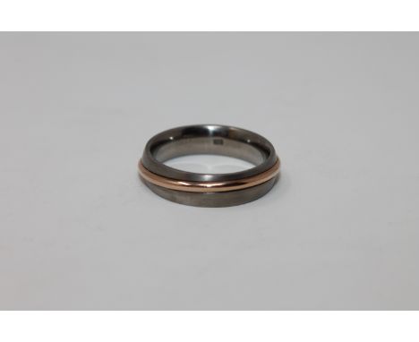 A gold and titanium wedding band, size U CONDITION REPORT: 4.6g