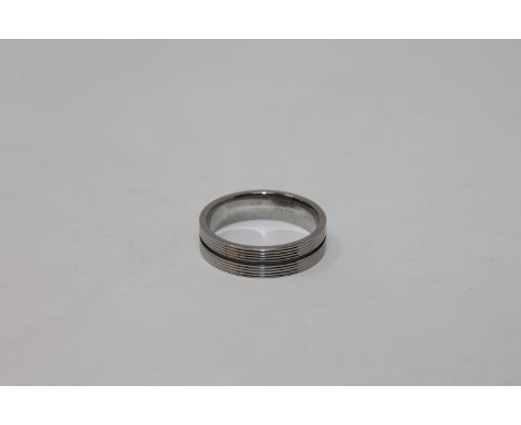 A Titanium wedding band, size S CONDITION REPORT: 6.4g