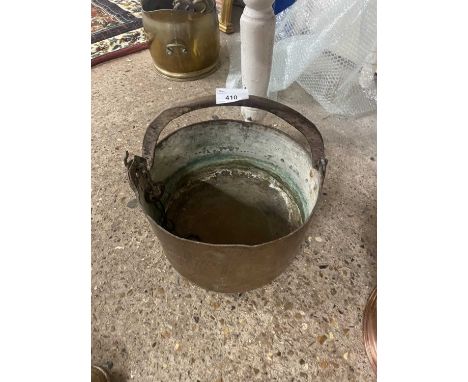 Vintage circular copper pan with iron handle