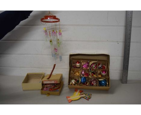 Mixed Lot: Vintage Christmas decorations and vintage wind chimes
