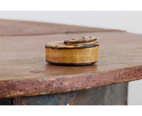 A horn snuff box,18th century, with a hinged cork lid, the underside of which with the remnants of a Spanish or Portuguese ar