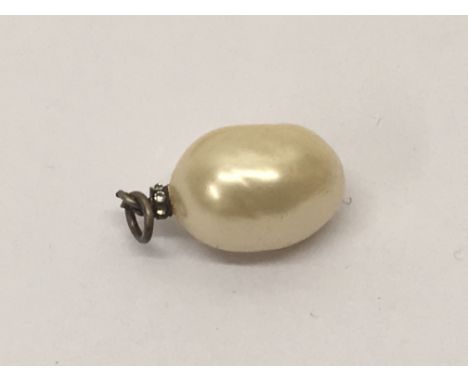 A simulated pearl pendant