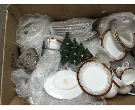 A Royal Grafton Majestic Porcelain dinner and tea service and other decorative oddments.
