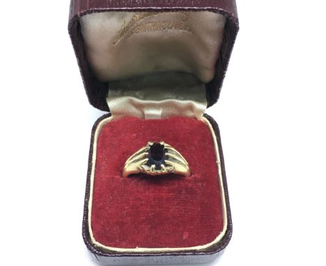 A gent’s 18ct gold ring set with a central garnet.Approx size K