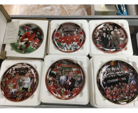 Manchester United Boxed Ceramic Football Plates: Made by Danbury Mint in original boxes with certificates. 12 usual size and 