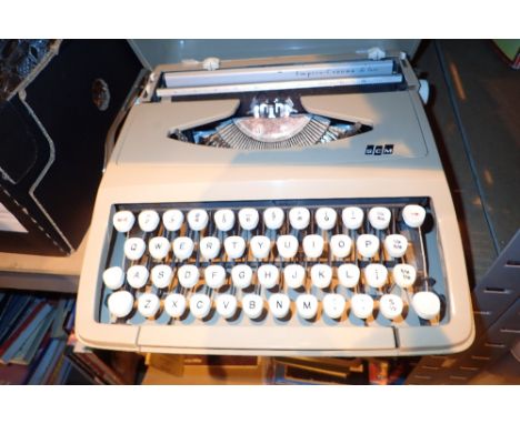 Portable Empire deluxe typewriter 