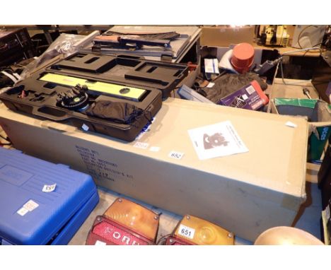 Universal rotary base for a level and a boxed builders kit tripod 