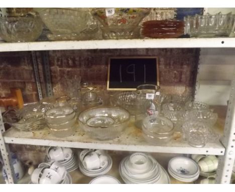 SHELF OF MISC GLASSES INCL; FRUIT BOWLS, LEMONADE JUG WITH GLASSES VASES &amp; BOWLS