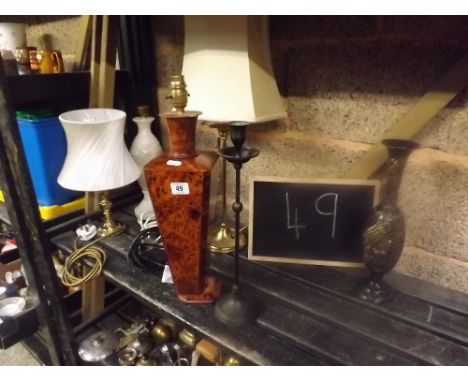 SHELF WITH 4 TABLE LAMPS - ONE BEING BROWN BURWOOD A/F, CANDLE HOLDER AND A BRASS EMBOSSED VASE