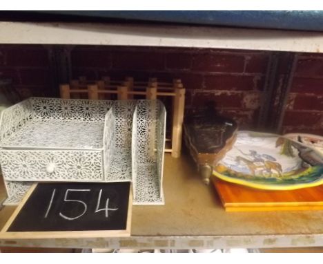 SHELF CONTAINING WOODEN WINE RACK, FIRESIDE BELLOWS, METAL IN TRAY /OUT TRAY RACK, LARGE PLATE &amp; COLLAPSIBLE BOOK REST WI