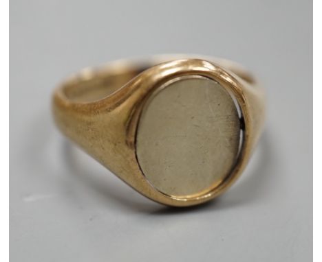 A modern 9ct gold and enamel masonic swivel head signet ring, size R, gross weight 7.1 grams.