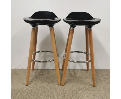 A pair of modern light wood and metal breakfast bar stools, H. 80cm.