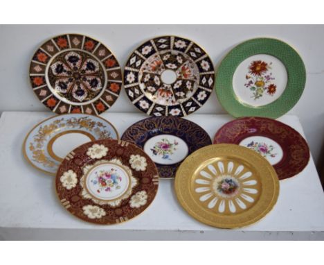 A collection of decorative dinner plates including Crown Derby 'Olde Avesbury', Wedgwood, Hammersley, Royal Worcester, Aynsle