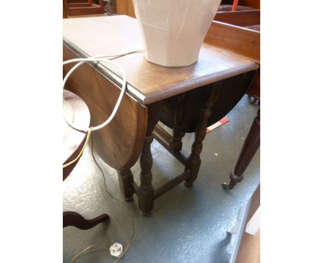 A 20th century gate leg table, turned legs with block feet