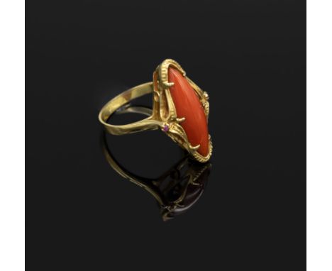 18 kt Gold Ring mit Koralle,   GG 750/000 gepr., länglicher Korallencabochon, Ringschultern mit 2 kl. rundfacett. Rubinen, RW