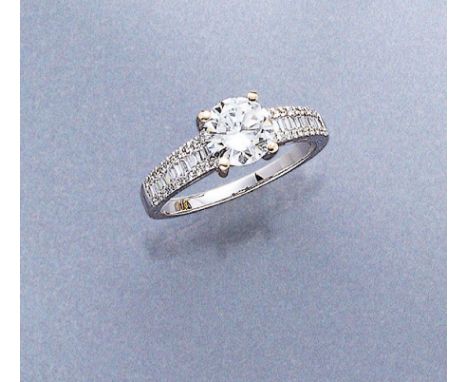 18 kt Gold Ring mit Diamanten,   WG 750/000, mittig mit einem Brillant 1.21 ct feines Weiß (G)/vsi, (Zertifikat anbei), weite