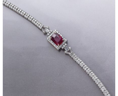 Platin Armband mit Rubin und Diamanten,   Platin 900/000, ovalfacett. Rubin ca. 5.50 ct (beh.), 16 Diam.-Baguettes, 124 Brill