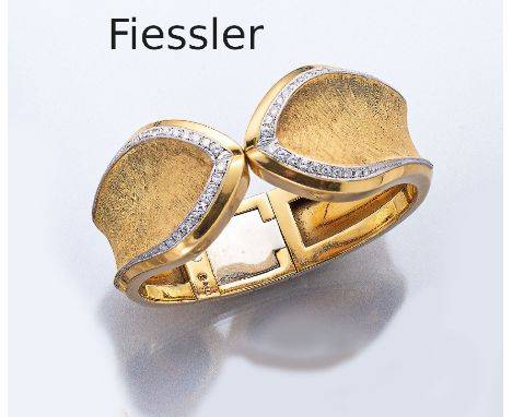 18 kt Gold Armreif mit Brillanten,   GG/WG 750/000, Oberfläche teilw. mattiert, 40 in WG gefasste Brillanten zus. ca. 0.65 ct