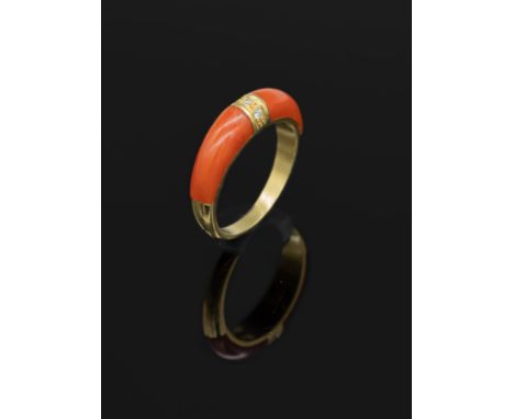 18 kt Gold Ring mit Koralle und Brillanten,  GG 750/000, seitl. 2 eingelegte Korallen, kl. Diamantbesatz zus. ca. 0.03 ct Wei