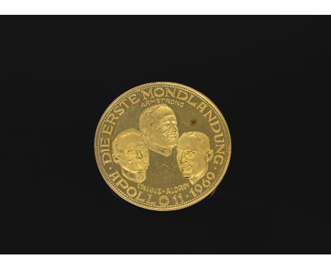 Goldmedaille Die erste Mondlandung, GG 900/000,   Apollo 11 1969, av: Armstrong, Collins und Aldrin, rv: Dem Menschen gehört 
