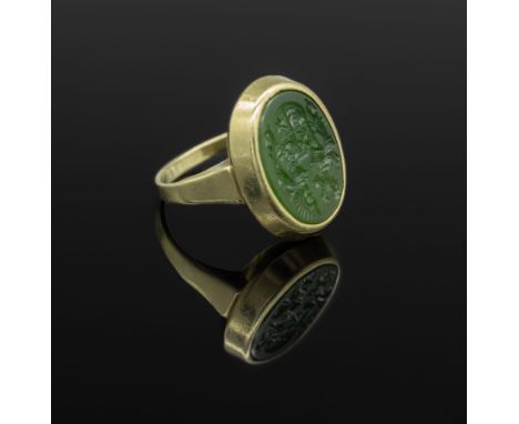 14 kt Gold Ring mit Wappengravur,   GG 585/ 000, eingelassene Nephrit-Platte mit Wappengravur, rücks. verbödet, total ca. 6.7