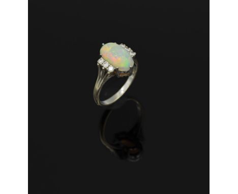 18 kt Gold Ring mit Opal und Brillanten,   WG 750/000, Opal-Cabochon mit schönem Farbspiel in Grün, Orange und Blau ca. 2.10 