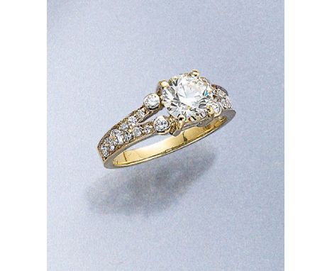 14 kt Gold Ring mit Brillanten,   GG 585/000,  1 Brillant ca. 2.01 ct get. Weiß/vs, 22 Brillanten zus. ca. 0.75 ct Weiß/p 1 c