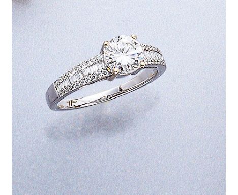 18 kt Gold Ring mit Diamanten,   WG 750/000, mittig mit einem Brillant 1.00 ct Weiß(H)/vvs2(Zertifikat anbei), weitere Diaman