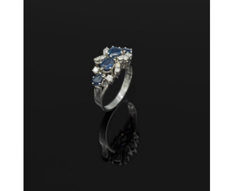14 kt Saphir-Brillant-Ring,   WG 585/000, 4 facett. Saphire zus. ca. 1.70 ct, umgeben von 12 Brillanten zus. ca. 0.33 ct Weiß
