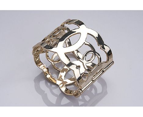 Breiter CHANEL Armreif, Frankreich 1990er Jahre, Metall verg.,   Sägearbeit, z.T. mit CC Emblem, pol., D. ca. 6 x 5 cm, Einhä