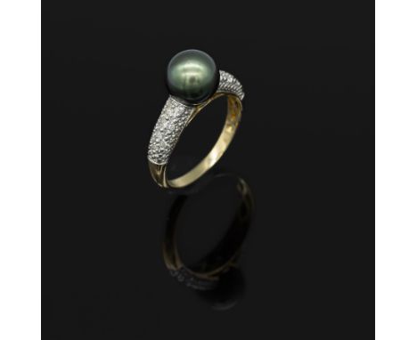 14 kt Gold Ring mit Tahitizuchtperle und Diamanten,   GG/WG 585/000, mittig graue Perle, D. ca. 10 mm, in WG gefasste 20 8/8-